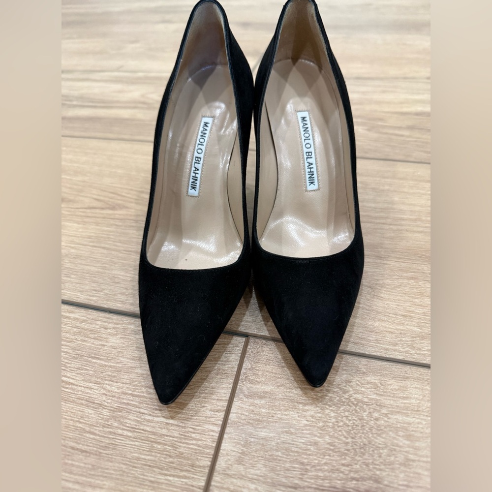 Manolo Blahnik Bb Black Suede Pointed Toe Pumps 90